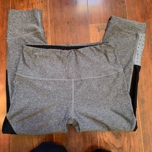 Athletic capri leggings